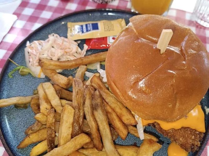 Restaurant Guinguette – Ile du Martin Pecheur à Champigny-sur-Marne, France