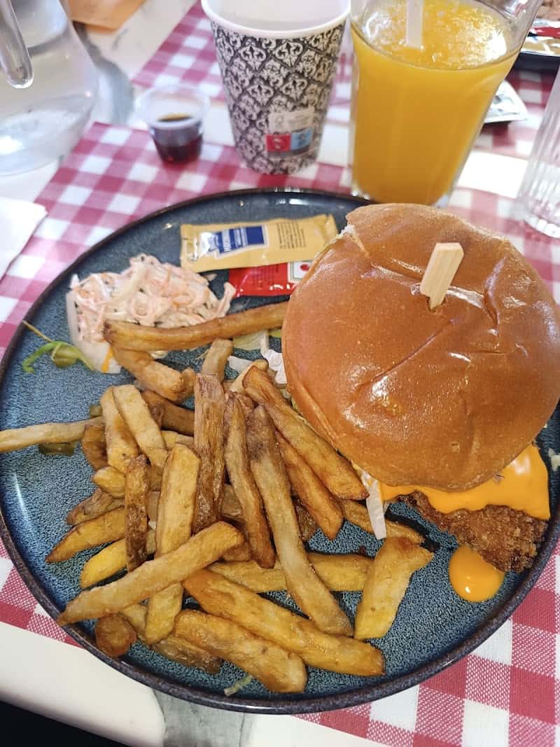 Restaurant Guinguette – Ile du Martin Pecheur à Champigny-sur-Marne, France