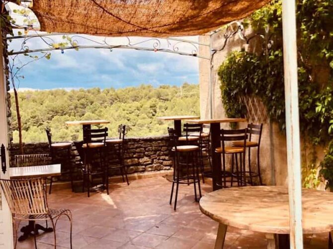 Restaurant Haut perché à Saumane-de-Vaucluse, France