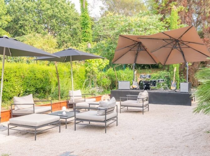 Restaurant HillSide Bar Lounge & Resto à Valbonne, France