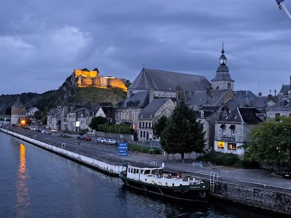 Restaurant Hôtel les Reflets Jaunes à Givet, France