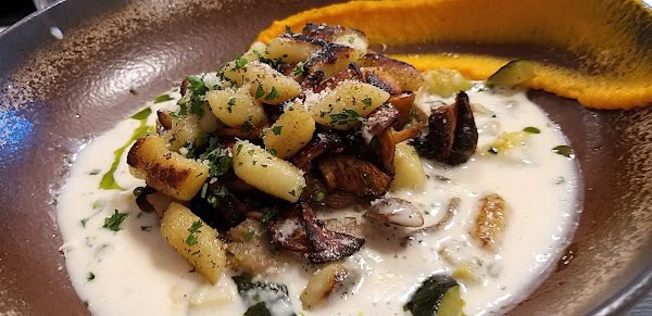 J’MCA Restaurant à Coulanges-la-Vineuse, France