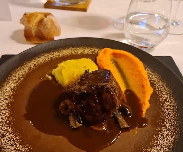 J’MCA Restaurant à Coulanges-la-Vineuse, France