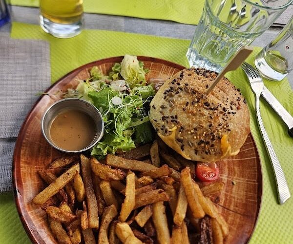 Restaurant La Cabane qui fume à Saint-Saturnin, France