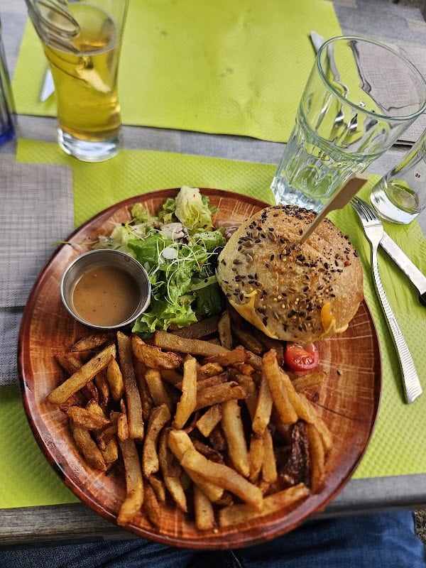Restaurant La Cabane qui fume à Saint-Saturnin, France