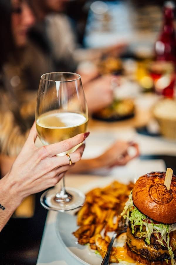 Restaurant La Cage – Brasserie sportive à Bègles, France