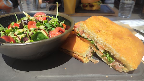 Restaurant La cave à pizza – Pizzeria Saint Cyr à Saint-Cyr-sur-Mer, France