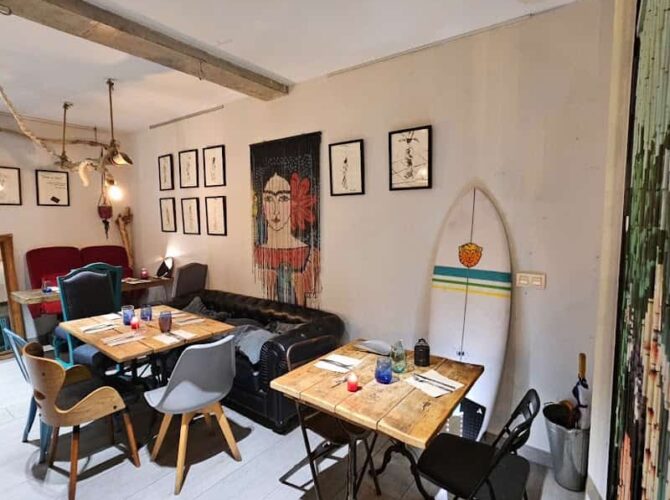 Restaurant la pile d’assiettes à Saint-Jean-de-Luz, France