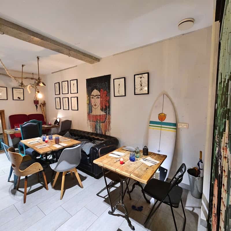 Restaurant la pile d’assiettes à Saint-Jean-de-Luz, France