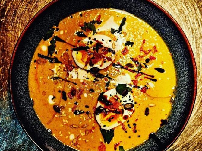 Restaurant la pile d’assiettes à Saint-Jean-de-Luz, France