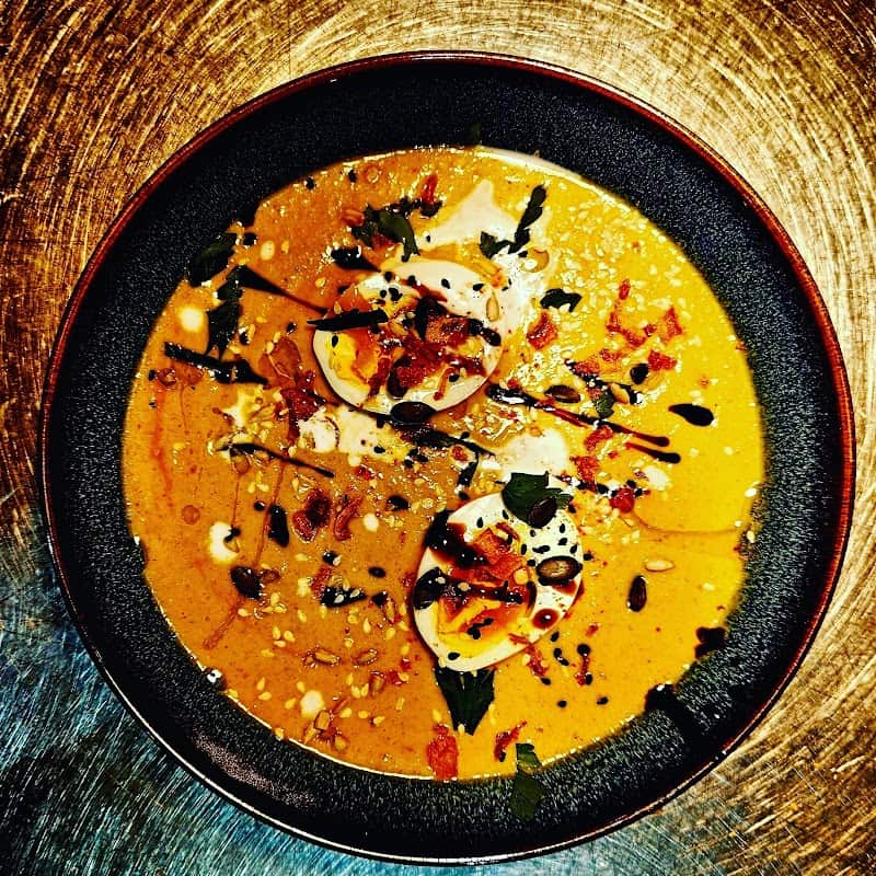 Restaurant la pile d’assiettes à Saint-Jean-de-Luz, France