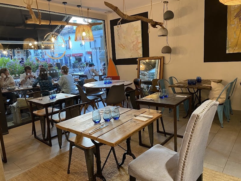 Restaurant la pile d’assiettes à Saint-Jean-de-Luz, France