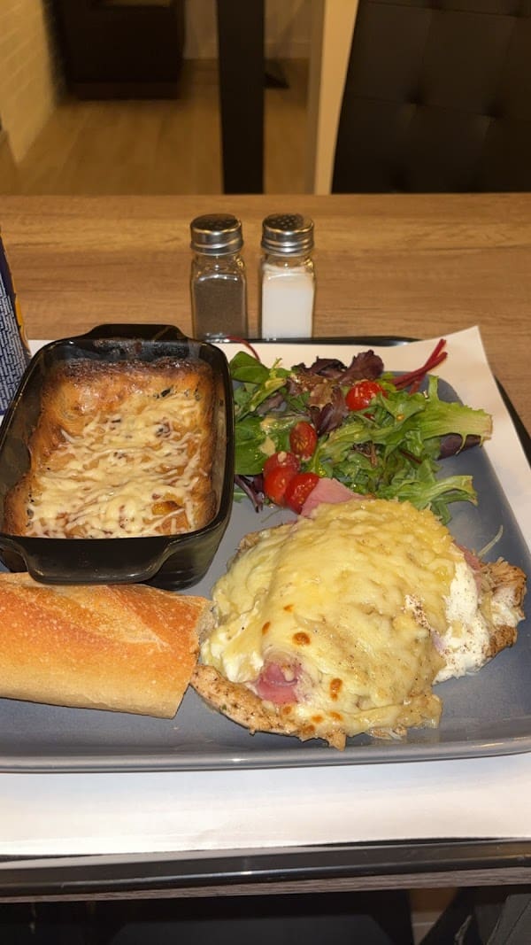 Restaurant La ptite adresse à Saint-Nazaire, France