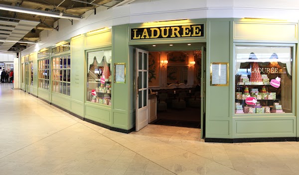 Restaurant Ladurée à Orly, France