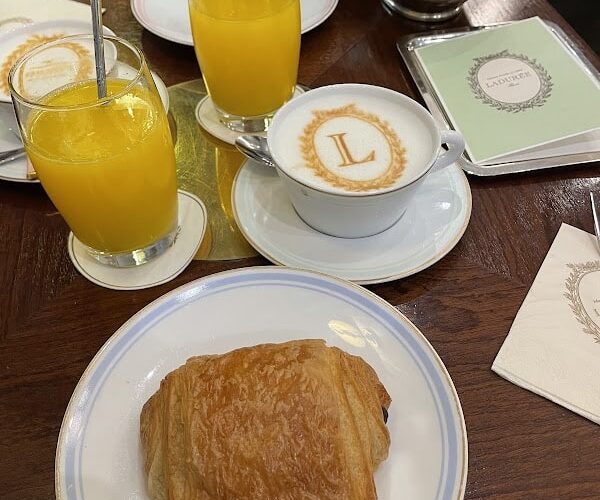 Restaurant Ladurée à Orly, France