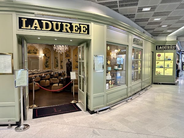 Restaurant Ladurée à Orly, France