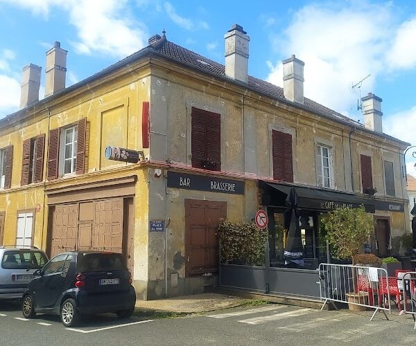 Restaurant Le Café de la Place à Saclay, France