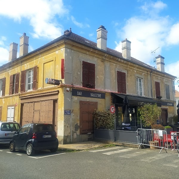 Restaurant Le Café de la Place à Saclay, France