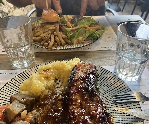 Restaurant Le Café du Siècle à Saint-Didier, France