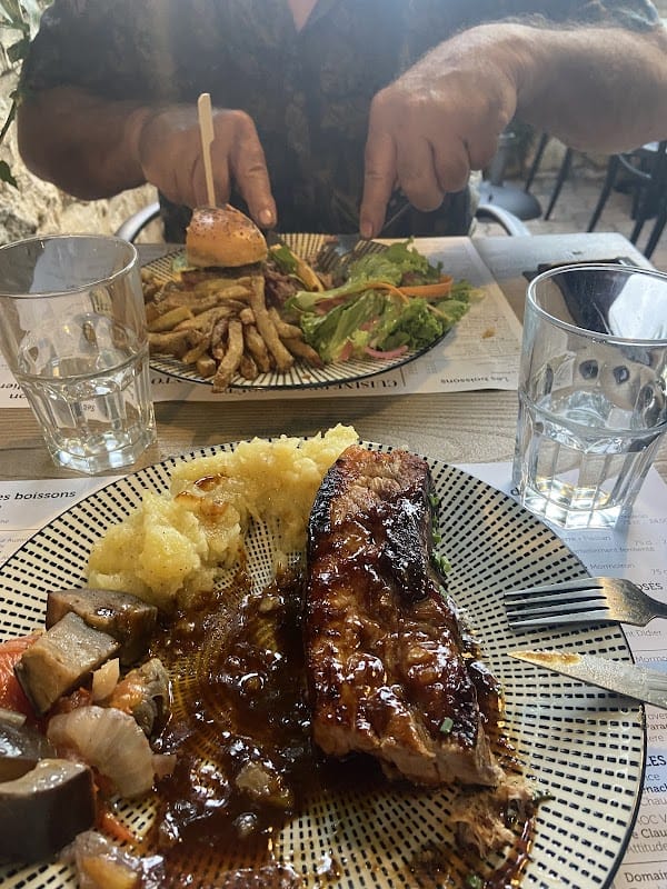 Restaurant Le Café du Siècle à Saint-Didier, France