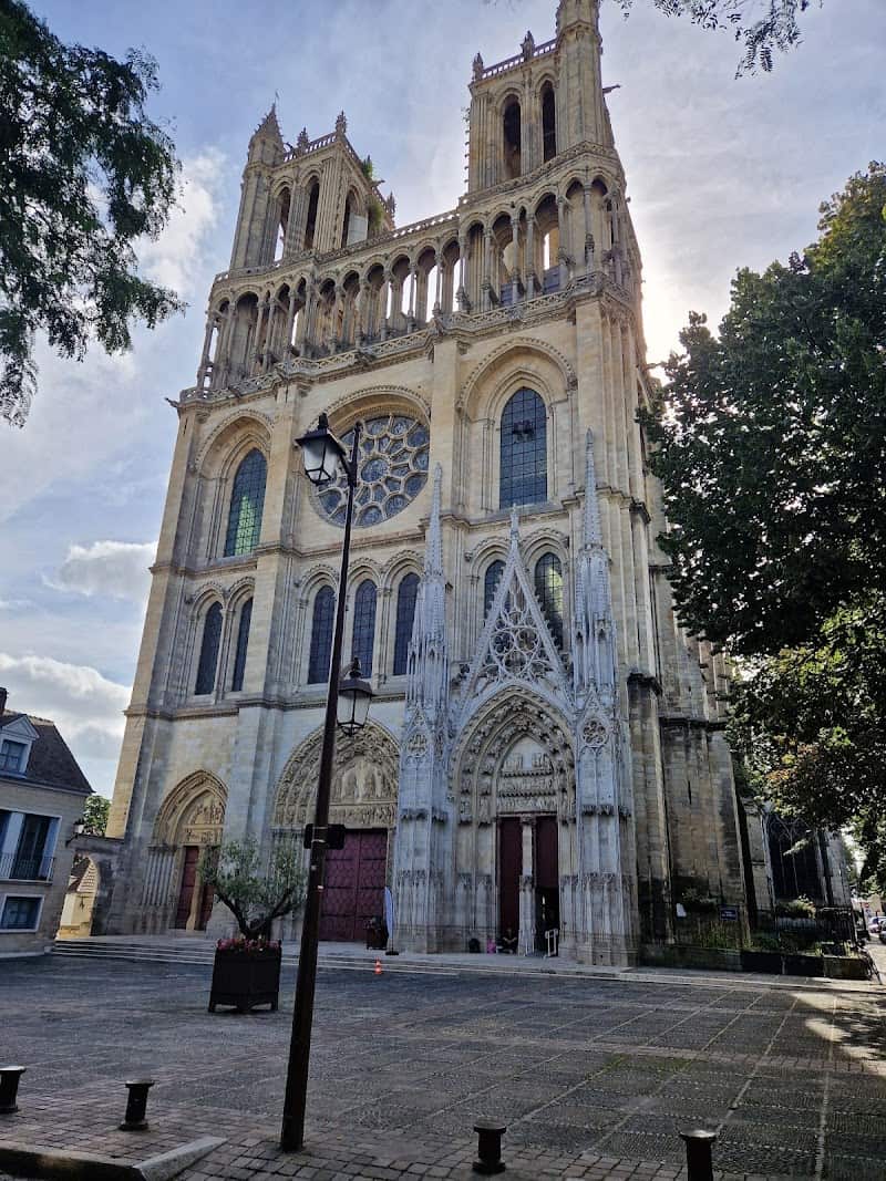 Restaurant Le D Estrees à Mantes-la-Jolie, France