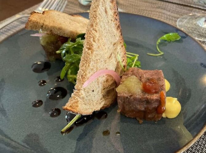 Restaurant Le Moulin Du Fossard à Saint-Martin-de-Bienfaite-la-Cressonnière, France