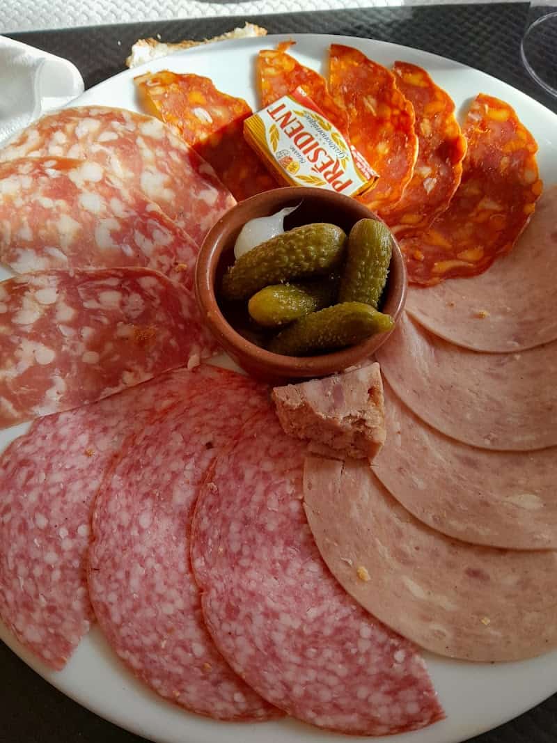 Le Point Du Jour Bar-Restaurant à Puiseux-Pontoise, France