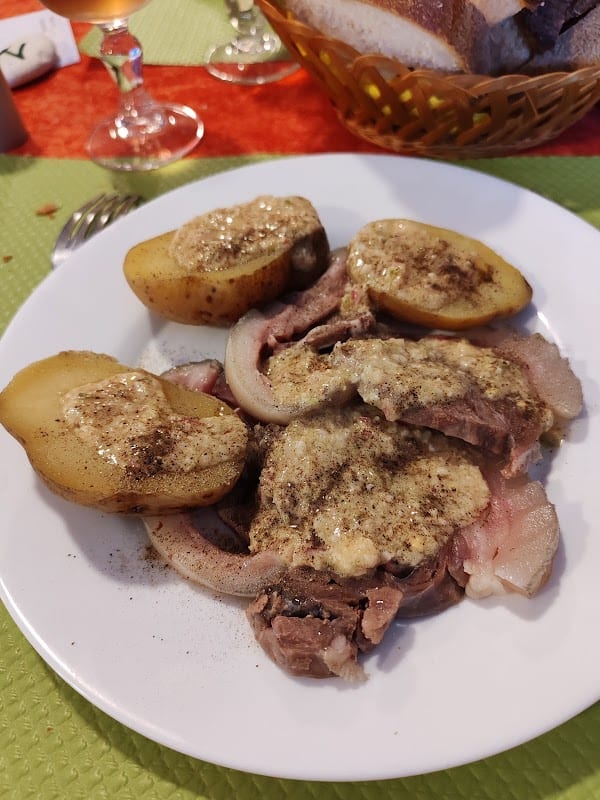 Restaurant Le Relais de Tout Y Faut à Vergné, France