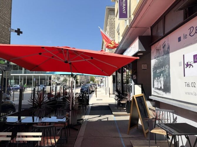 Le Restaurant @ Hôtel Restaurant Logis La Coupe D’or Lisieux à Lisieux, France