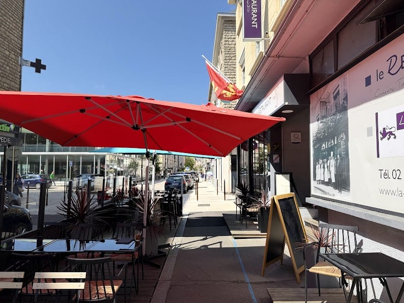 Le Restaurant @ Hôtel Restaurant Logis La Coupe D’or Lisieux à Lisieux, France