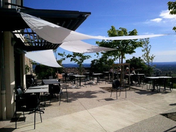 Le Saint Romain, bar, restaurant et gite d’étapes à Crillon-le-Brave, France