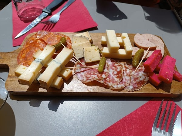 Les 3 Cailloux pub/restaurant à Gurgy, France