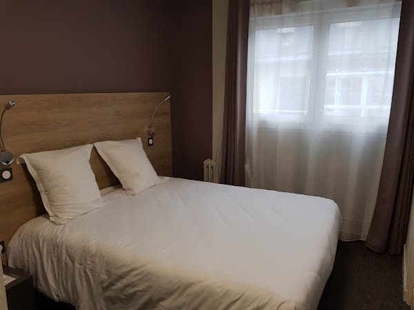 Restaurant Logis Hôtel à la Bonne Auberge à Laval, France