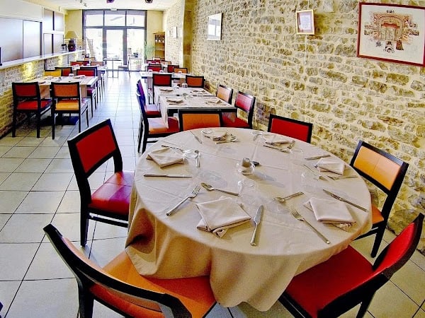 Restaurant Logis Hôtel le Relais du Lac à Villegusien-le-Lac, France