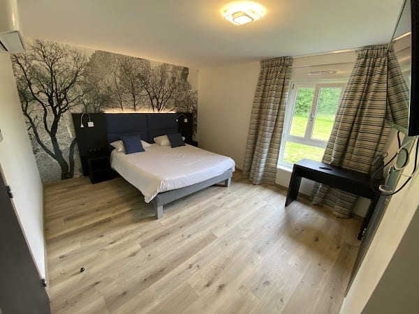 Restaurant Logis Hôtel le Relais Saint Michel à Villegusien-le-Lac, France