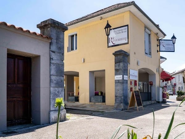 Restaurant Logis Hôtel l’Hôtellerie la Cuisinerie le Réverbère à Vic-en-Bigorre, France