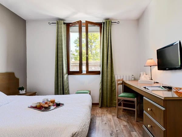 Restaurant Logis Hôtel l’Hôtellerie la Cuisinerie le Réverbère à Vic-en-Bigorre, France