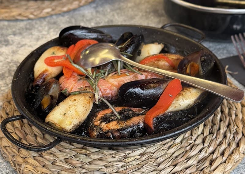 Restaurant Paella del sol (champion de France de paella 2024 & 2 ème International paella VALENCIANA au feu de bois 2025) à Saint-Jean-de-Luz, France