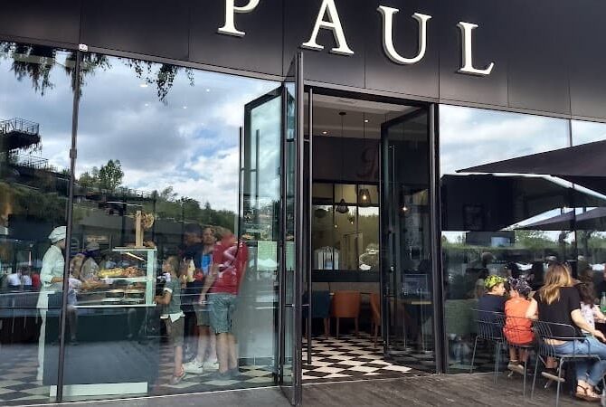 Restaurant PAUL à Villefontaine, France