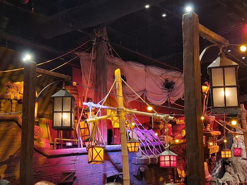 Pirates Paradise Lille | Restaurant immersif à Neuville-en-Ferrain, France