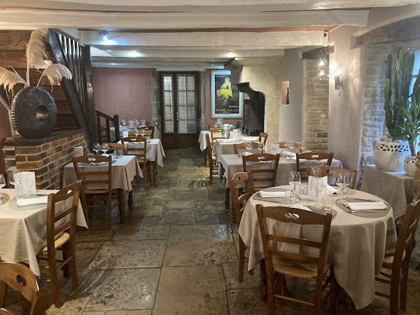 Restaurant aux Trois Provinces à Le Montsaugeonnais, France