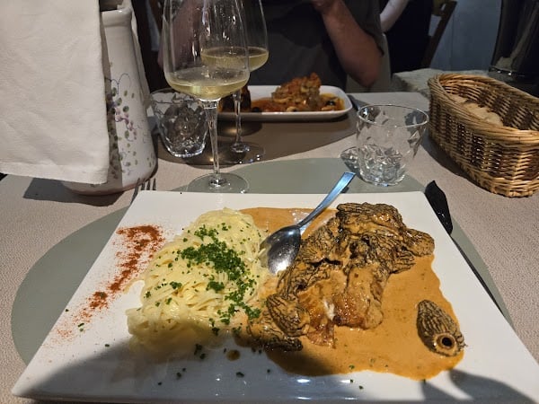 Restaurant aux Trois Provinces à Le Montsaugeonnais, France