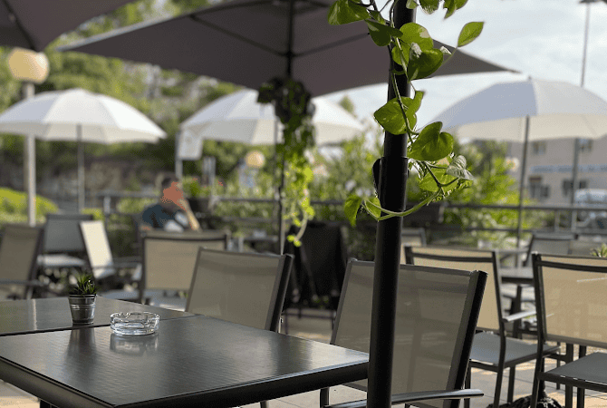 Restaurant Aux Trois Sens à Valbonne, France