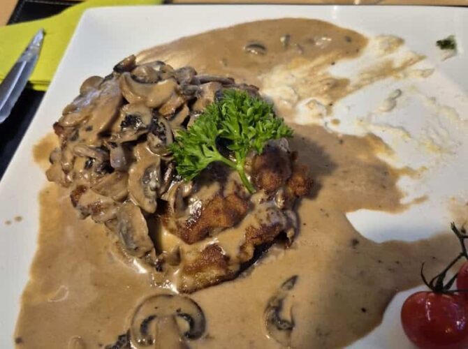 Restaurant Neptwone Sàrl à Colmar-Berg, Luxembourg