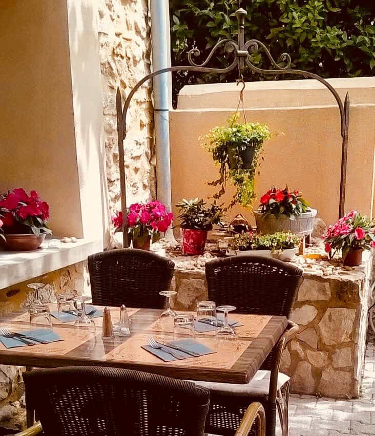 Restaurant Provençal La Margelle à Saint-Saturnin-lès-Avignon, France