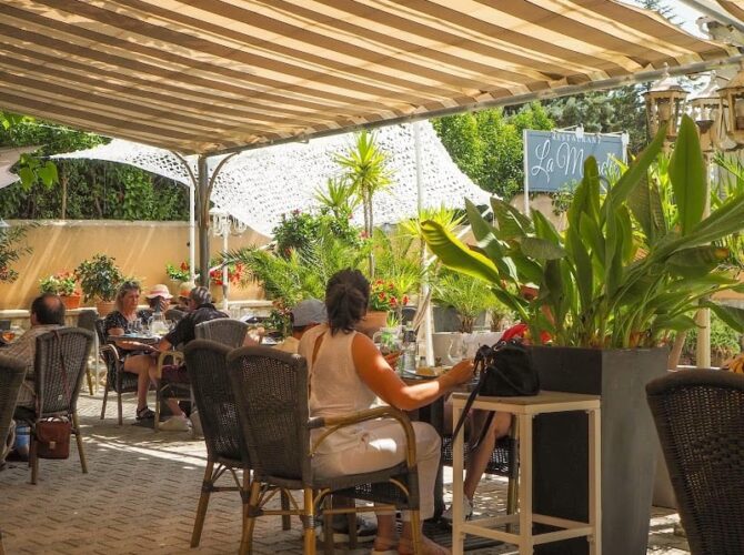 Restaurant Provençal La Margelle à Saint-Saturnin-lès-Avignon, France
