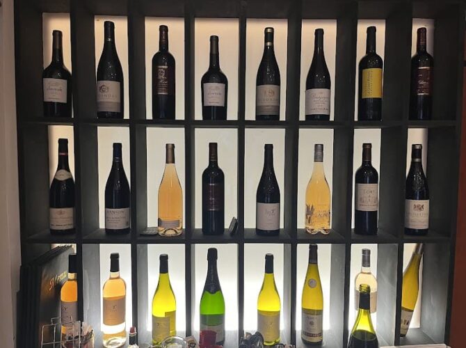 Restaurant Vintage bistrot épicurien à Alleins, France