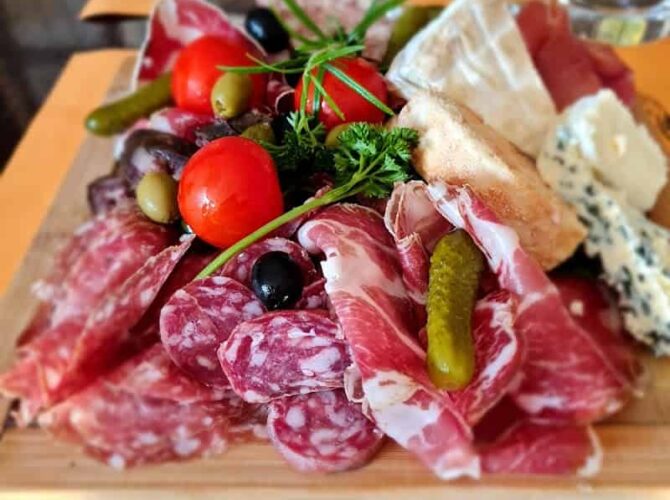 Restaurant Vintage bistrot épicurien à Alleins, France