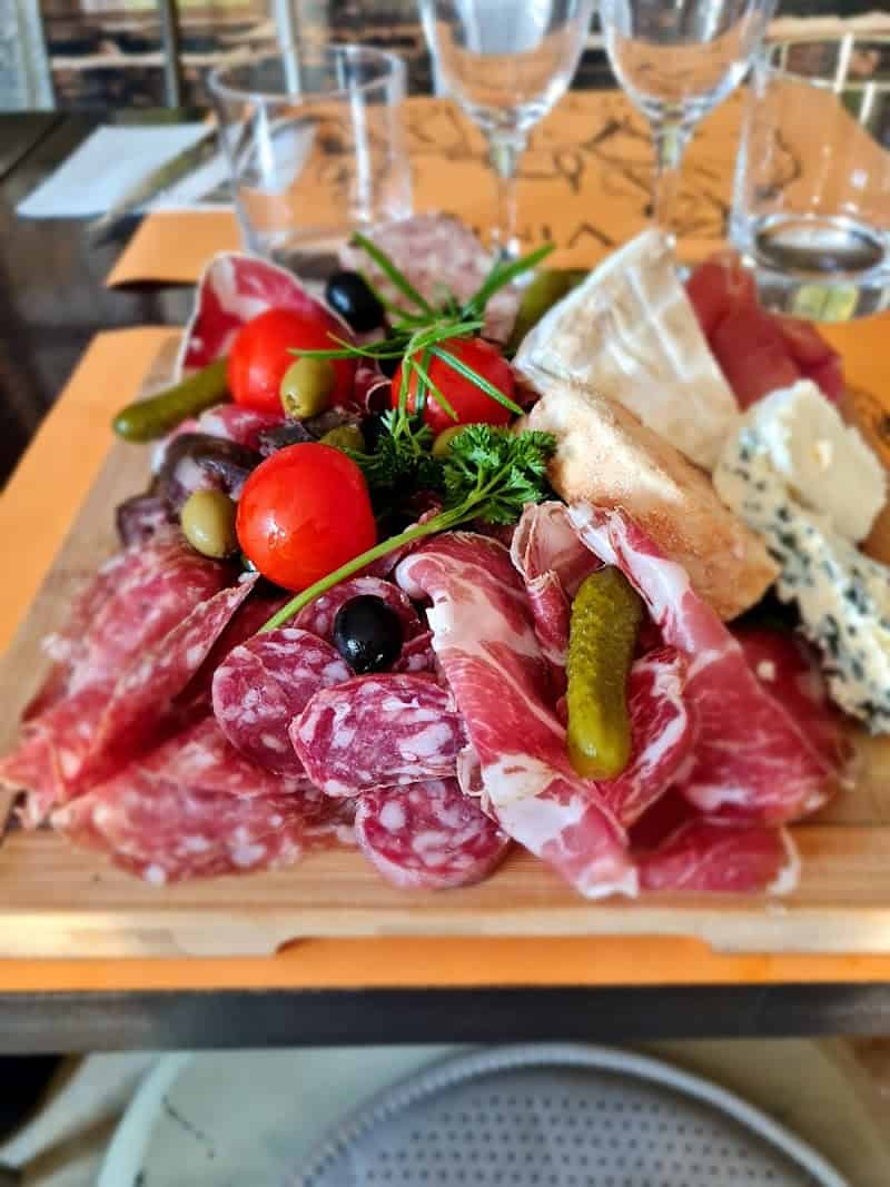 Restaurant Vintage bistrot épicurien à Alleins, France