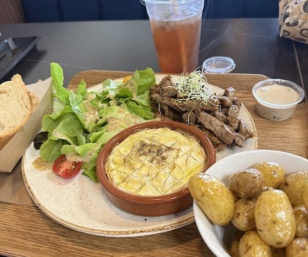 SEVEN TIMES RESTAURANT à Vaulx-en-Velin, France